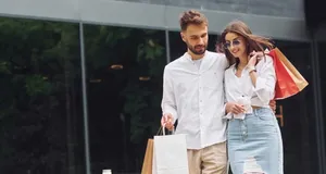 пара с покупками
